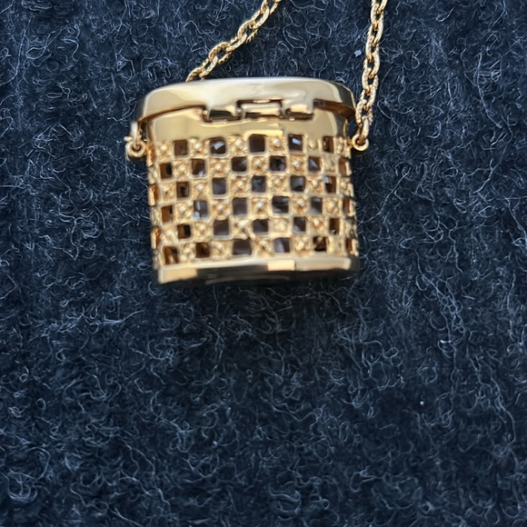 Cute gold tone basket, necklace with watch - Picture 3 of 7